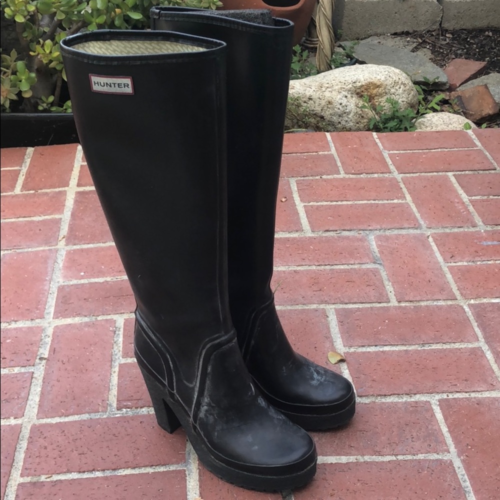 HUNTER rain boots!! Super cute and stylish!